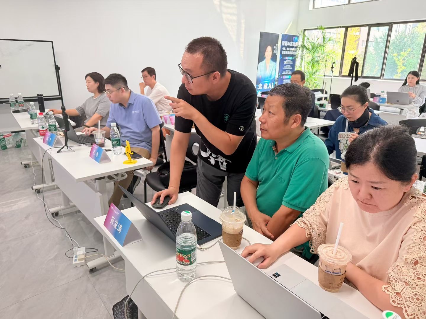 宝藏 AI 线下实战课堂，老师现场辅导学员